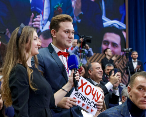 At Putin’s annual news conference, a Russian journalist pops the question — to his girlfriend