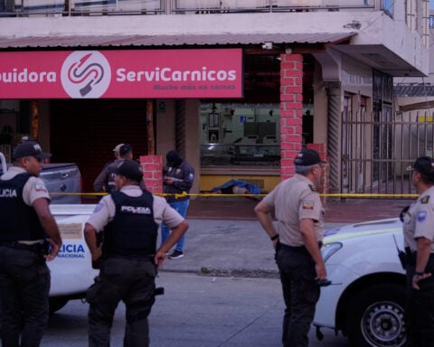 Ecuadorian police arrest 2 suspects in the armed attack that killed soccer player Pineida