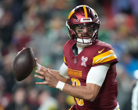 Commanders QB Marcus Mariota leaves game against Eagles with an injured right hand