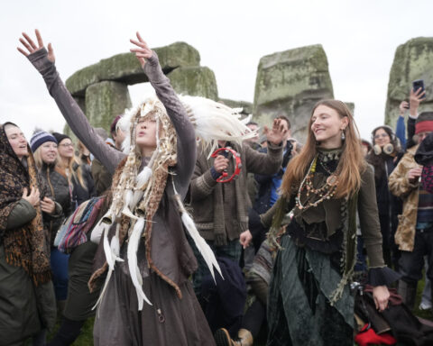 Thousands cheer as the sun rises on winter solstice at Stonehenge