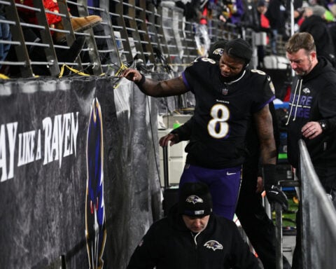 Ravens' Lamar Jackson forced out of game against Patriots with a back injury