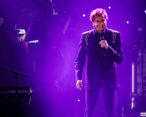 Barry Manilow reveals he has lung cancer