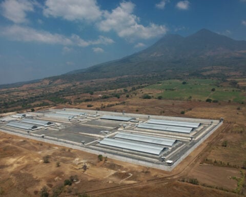 Judge rules Trump administration must allow court challenges for Venezuelan migrants sent to prison