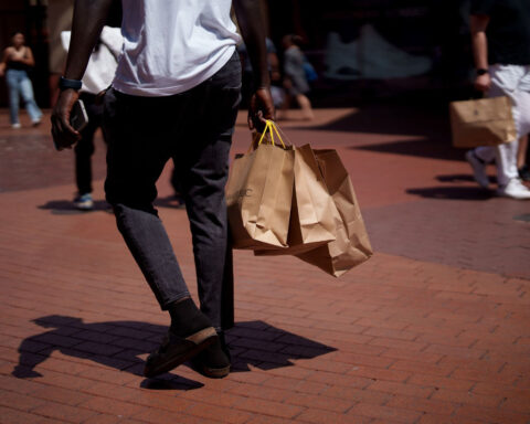 The US economy expanded at the fastest pace in two years as wealthier Americans kept spending