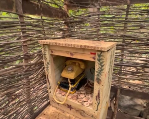 Massachusetts students build wind phone that connects grieving family with lost loved ones