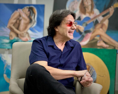 From red donkeys to vibrant art: Fernando Dávila's colorful journey as a colorblind painter