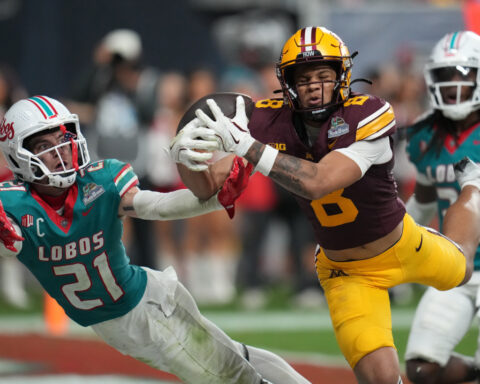 Smith's diving TD catch in overtime sends Minnesota to 20-17 win over New Mexico in Rate Bowl