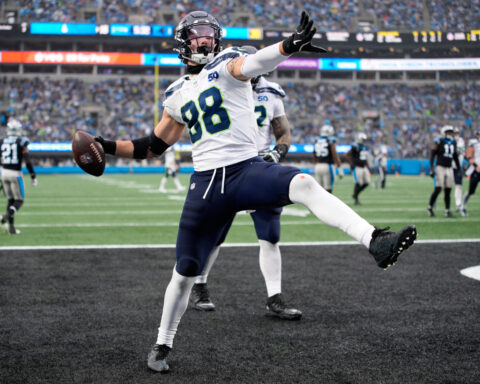 Seahawks beat Panthers 27-10 for 6th straight win, still need to beat 49ers for No. 1 seed