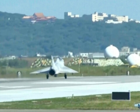 Chinese military drills around Taiwan resume for a second day, aimed at warning 'external forces'