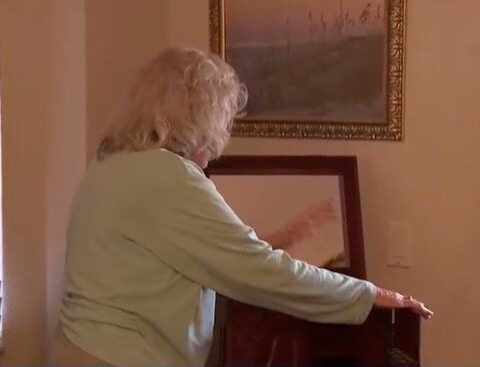 Older Florida resident says mover stole $100K in jewelry from her armoire