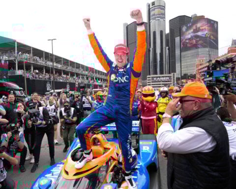 Six-time IndyCar champion Scott Dixon receives a knighthood from New Zealand