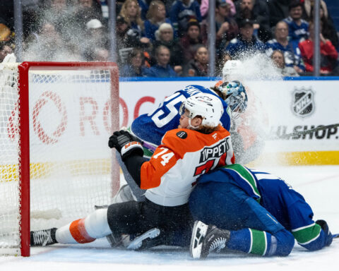 Tocchet coaches Flyers to 6-3 win over Canucks in return to Vancouver