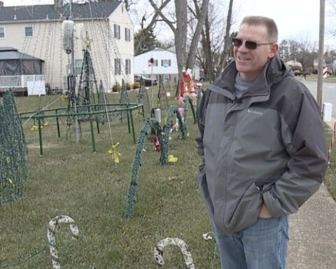 Maryland man’s neighborhood tradition brings joy over holidays