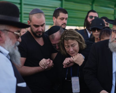 Rifle-toting police will patrol the 5th Ashes cricket test in Sydney following Bondi shootings