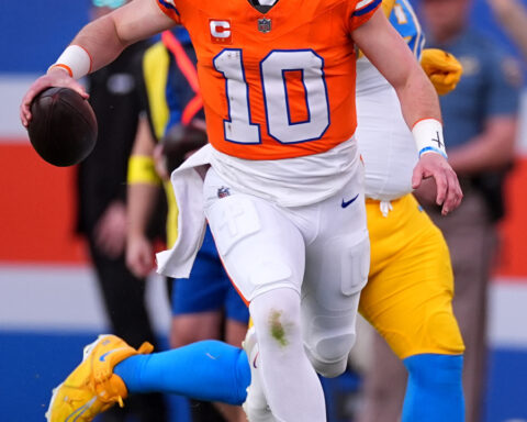 Broncos secure AFC's top playoff seed with 19-3 win over Chargers