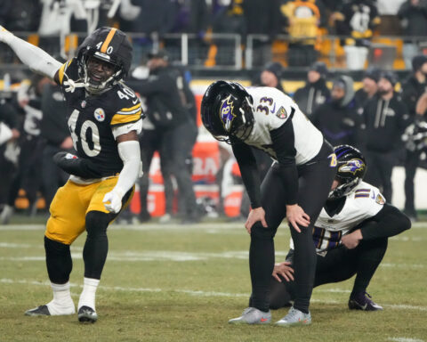 Rodgers and Steelers win AFC North, beating Ravens 26-24 after Loop misses kick at buzzer