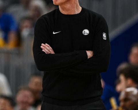 Warriors coach Steve Kerr ejected after heated exchange over no-call in 4th quarter vs Clippers