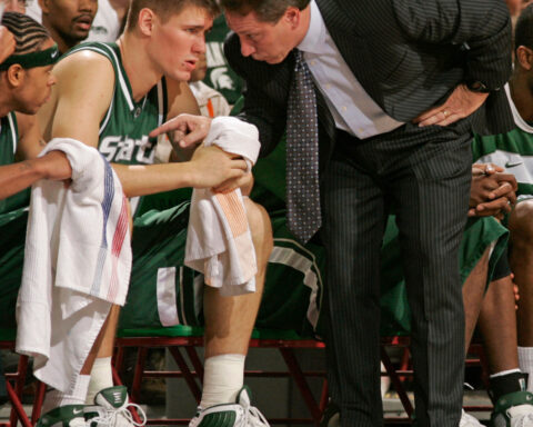 Ex-Michigan State star Paul Davis apologizes for verbally abusing ref and getting kicked out of seat