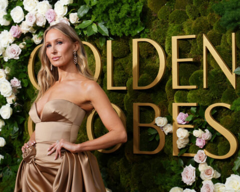 Golden Globes host Nikki Glaser struggles with Julia Roberts and Venezuela while building monologue