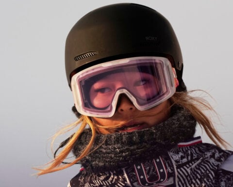 2-time Olympic champion Chloe Kim injures shoulder, 'trying to stay optimistic' for Italy