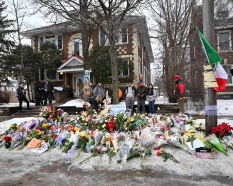 Minnesota shooting videos challenge administration narrative, policing experts question tactics