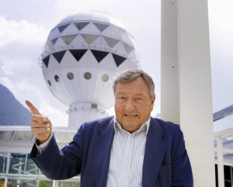 Erich von Däniken, Swiss writer who spawned alien archaeology, dies at 90