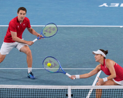 Poland overcomes Świątek defeat to Bencic and rallies to beat Switzerland in United Cup final