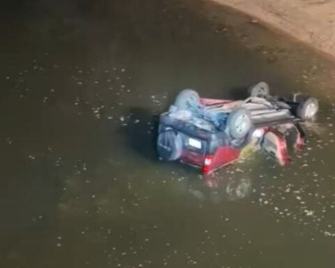 Bystanders rescue driver who crashed into river