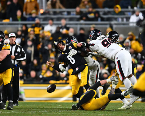 Texans defense overwhelms Steelers in potential Aaron Rodgers finale