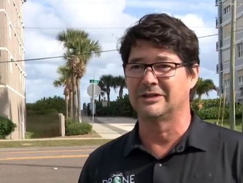 Man rescues wandering toddlers from middle of busy traffic