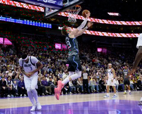 Anthony Davis expected to miss 6 weeks in latest absence for Mavs but won't need hand surgery