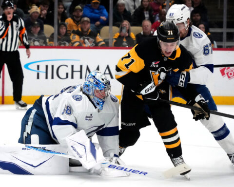 Kucherov scores deciding shootout goal as Lightning beat Penguins 2-1 for 11th straight win