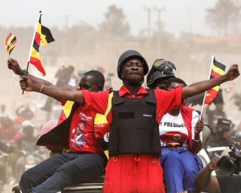 Ugandan opposition leader campaigns in flak jacket
