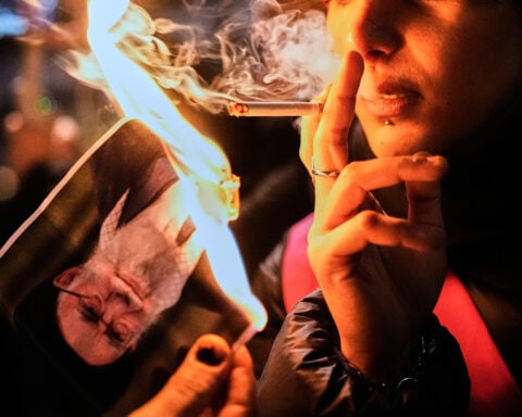 She set a photo afire, lit a cigarette — and became a symbol of resistance for Iran protesters