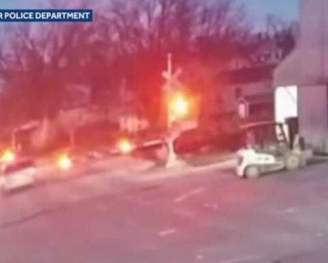 Van narrowly escapes train collision in Iowa