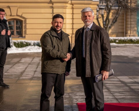 Ukrainian delegation arrives in US for peace talks as Russia hammers energy sites