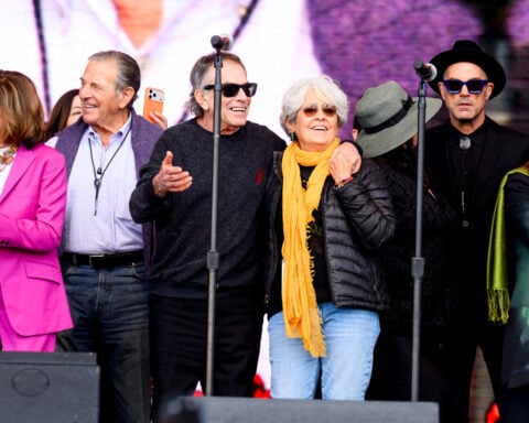 Thousands of fans celebrate life of legendary Grateful Dead guitarist Bob Weir in San Francisco