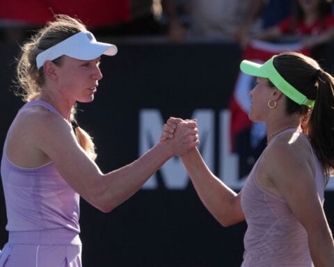 Zeynep Sönmez rushes to aid ballkid during Australian Open upset win