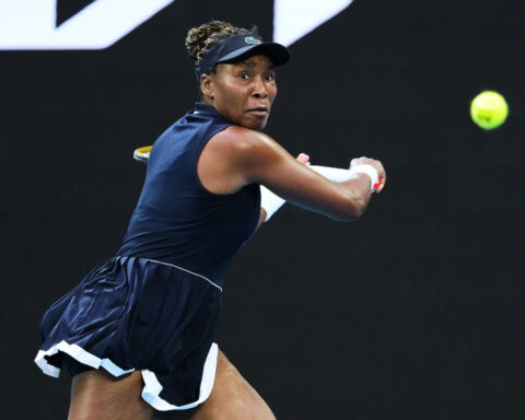 Top-ranked Sabalenka and Alcaraz advance on an opening day of records at the Australian Open