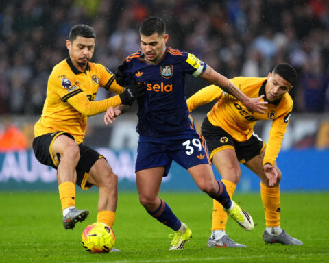 Villa loses to Everton to complete set of surprising results for Premier League title challengers