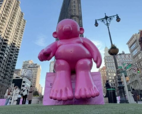 "Mr. Pink" art installation adds color, whimsy to NYC's Flatiron District
