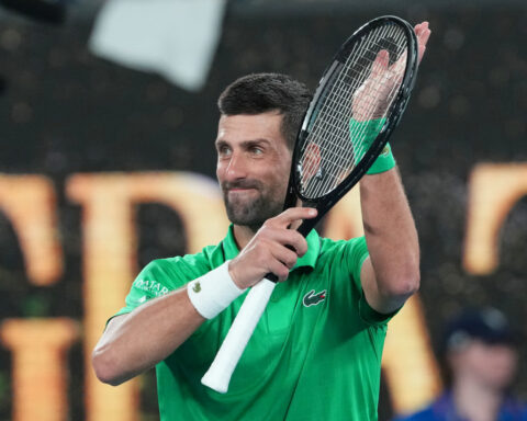 Świątek overcomes rust to advance in Australian Open. Djokovic racks up more records