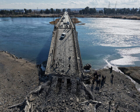 Syrian government deal with Kurdish fighters appears to unravel as IS prisoners escape