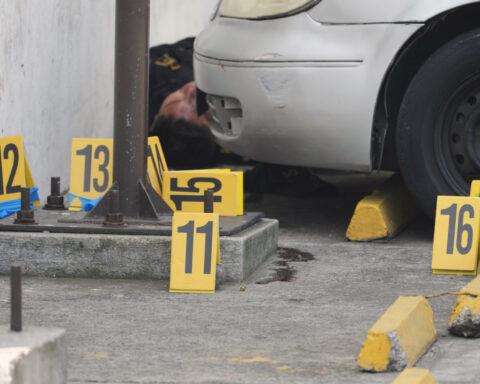 Death toll rises to 10 in gangsters' attacks on Guatemalan police as state of emergency is declared