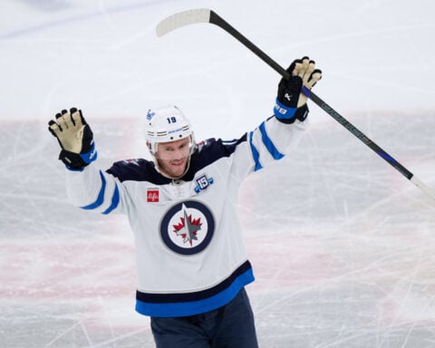 Jonathan Toews gets standing ovation in return to Chicago with the Winnipeg Jets