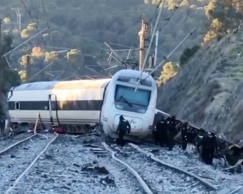 'Miracle' 6-year-old girl is the only member of her family to survive Spanish train wreck