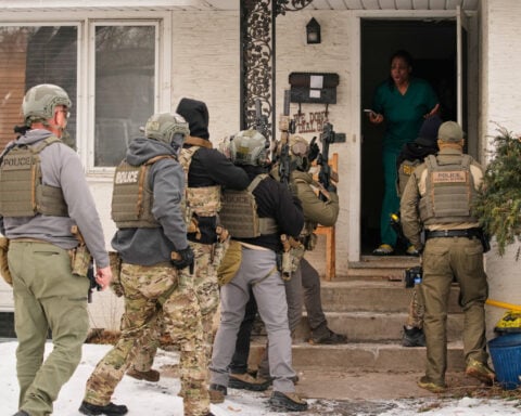 Immigration officers assert sweeping power to enter homes without a judge's warrant, memo says