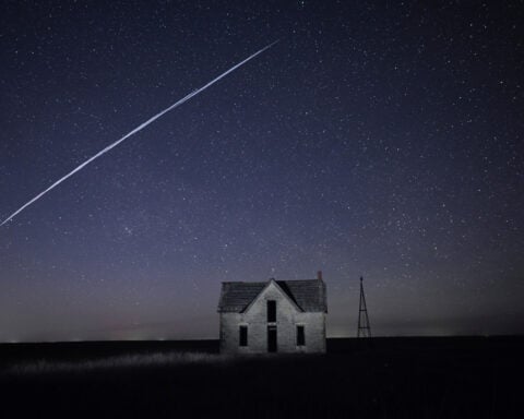 Study shows how earthquake monitors can track space junk through sonic booms