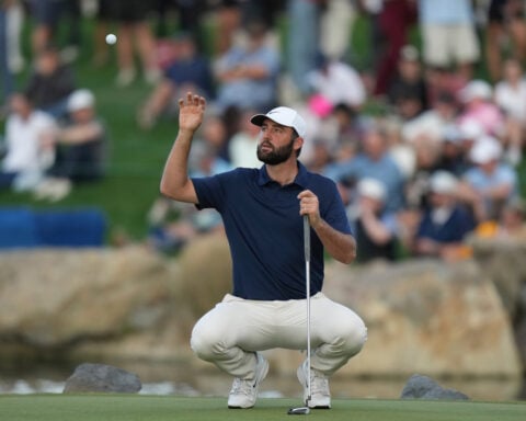 Si Koo Kim leads American Express with Scheffler and teenager Blades Brown 1 shot behind.