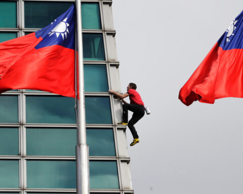 American rock climber Alex Honnold reaches top of Taipei 101 skyscraper without ropes